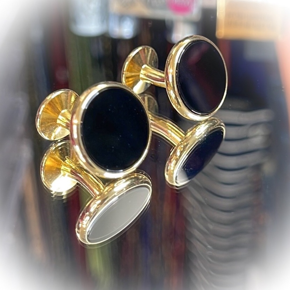 💕Beautiful like new gold tone round Cufflinks with black onyx stone💕